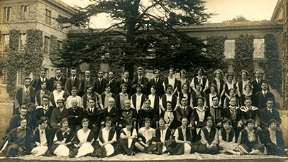 A black and white photograph showing the members of the School of Chemistry in 1926, arranged in front of the Fielding Johnson Building at the University of Leicester.