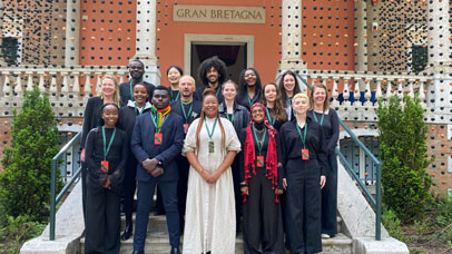 A group of people posing for a photo outside a building called the Gran Bretagna.