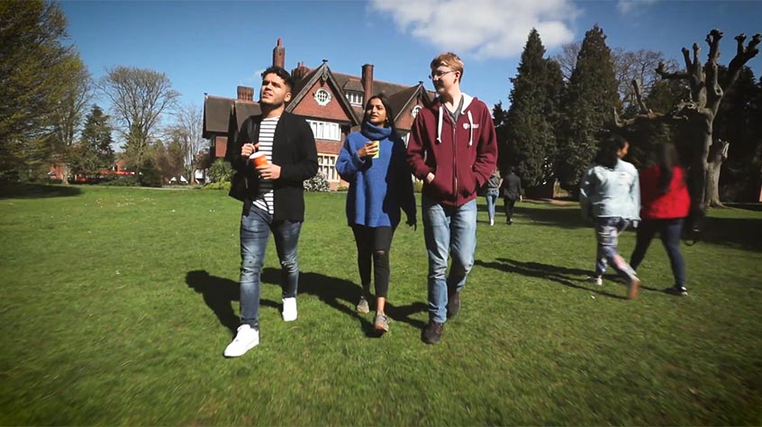 students walking together in oadby student accommodation