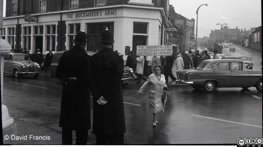Students protesting at the Brickmakers' Arms with police, October 1961