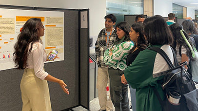 Sethara Alwis presenting her SSC poster to students