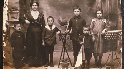Family portrait of an Italian family in the 40s