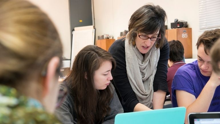 Dr Sarah Gretton teaching students.