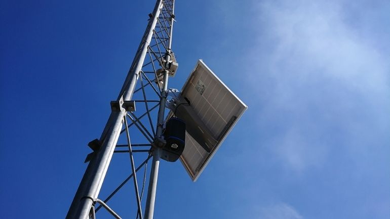 EarthSense's Zephyr air quality device fitted to a mast, with blue sky in the background.