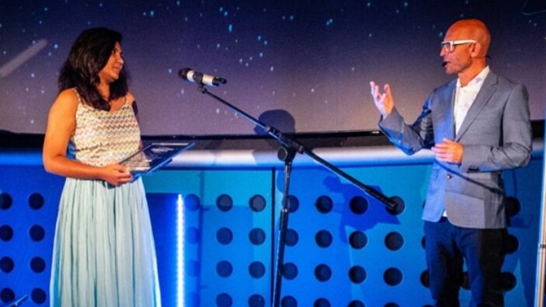 Kartheka Bojan collects the Digital Innovation of the Year award at the LeicestershireLive Innovation Awards from host Jason Bradbury.