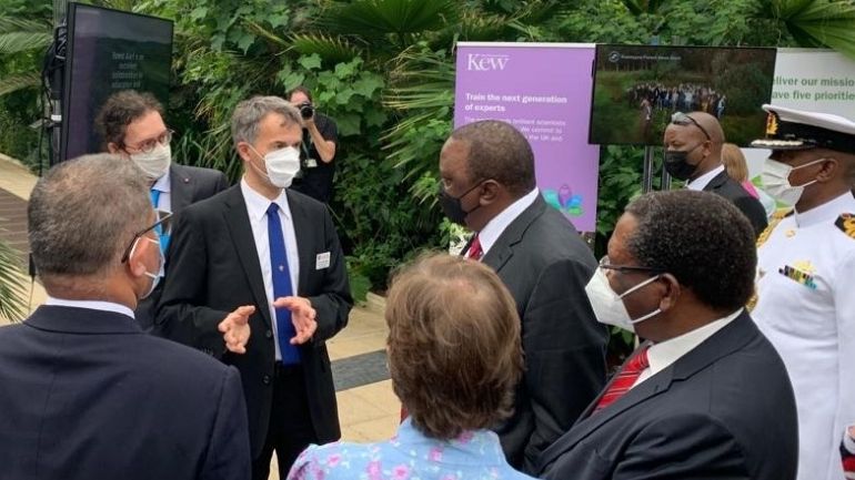 Professor Heiko Balzter showcases the Forest Alert project to Kenyan President Uhuru Kenyatta.