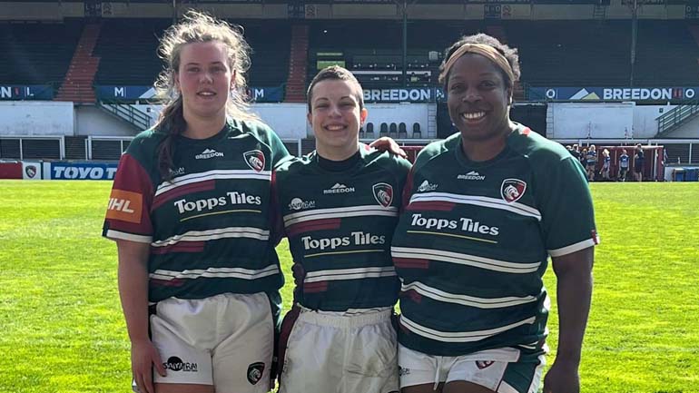 Lucrezia Iavarone (centre) with her teammates