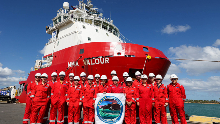 The science party and ESO team gather for a group photo in front of the MMA Valour before departing port from Kapolei, Hawai’i o