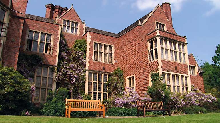 Digby Hall purpose-built accommodation surrounding a central green space at the University of Leicester