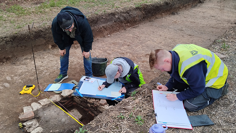 Students planning a structure partially made from re-used Roman tiles
