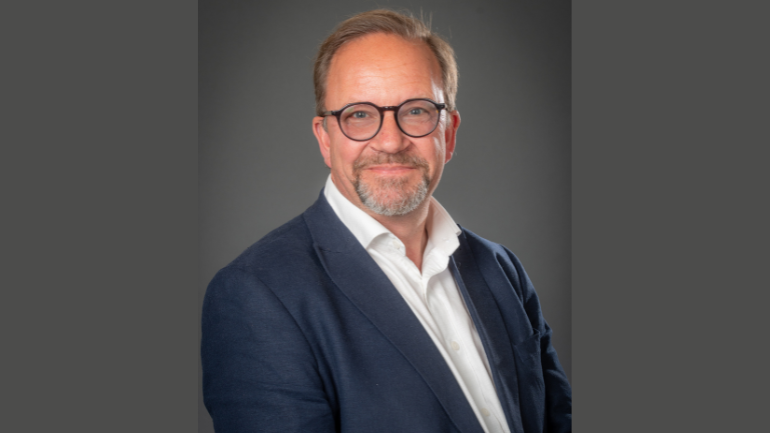 phil baker headshot