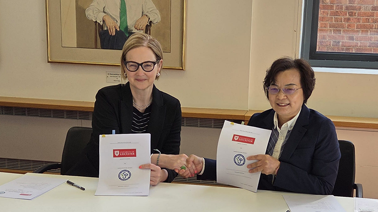 Professor Henrietta O'Connor (University of Leicester, left)  and Professor Xu Yufang (Shanghai Polytechnic University, right)
