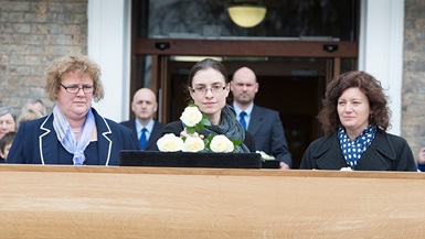 Professor Sarah Hainsworth, Dr Jo Appleby and Professor Turi King lay white roses on Richard III's coffin.