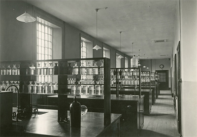 Chemistry Laboratory in Fielding Johnson Building, 1920s.