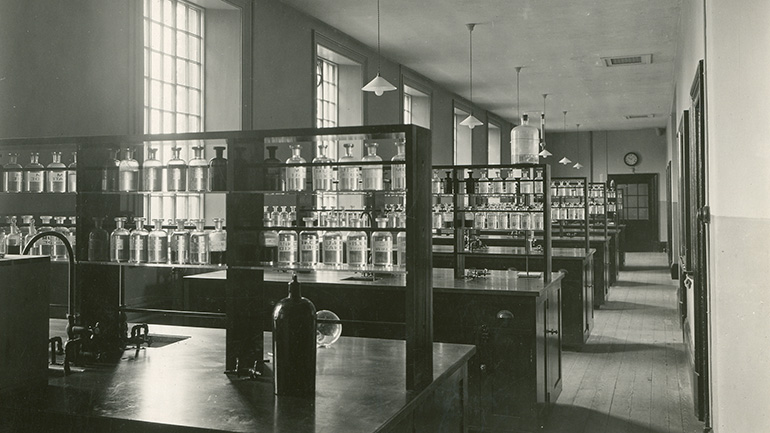 Chemistry laboratory in the Fielding Johnson Building in the 1920s.