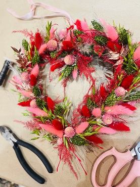 Dried flower heart-shaped wreath