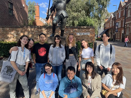 English for Humanities 2023 students at King Richard III statue