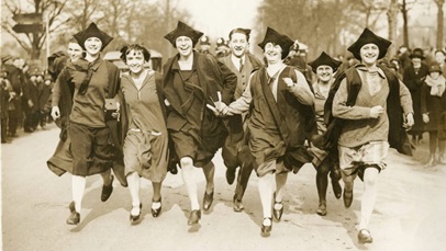 Vintage photo of Leicester students running a race