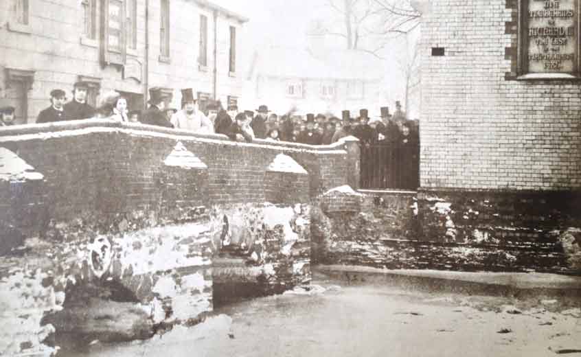 The medieval Bow Bridge c.1860. A plaque mounted on the building to the right of the bridge commemorates Richard III.