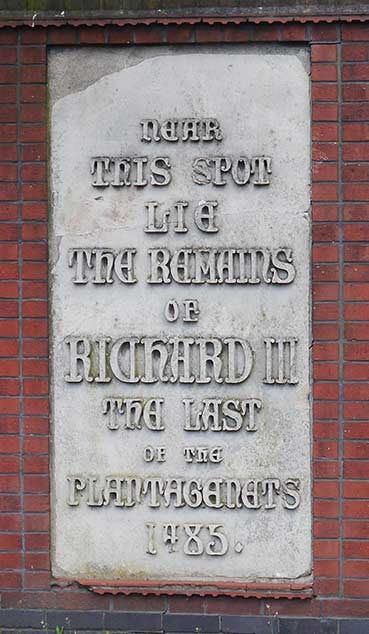 The Victorian memorial plaque to Richard III, re-mounted beside the present Bow Bridge.