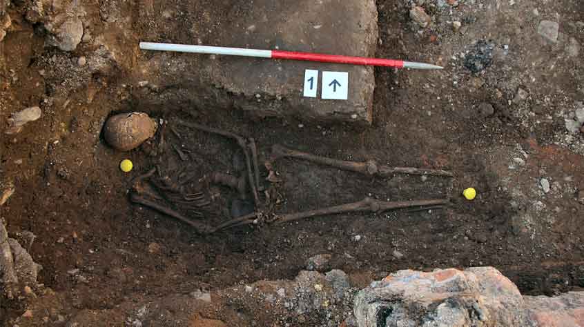 The king’s remains in situ in his grave shortly after their discovery in 2012.