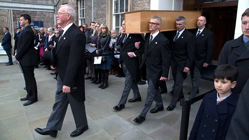 Pallbearers carrying King Richard III's coffin
