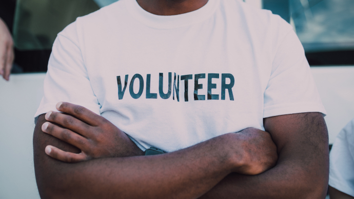 Person wearing a t-shirt which says volunteer