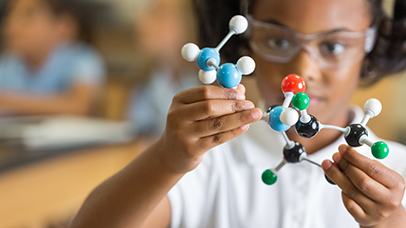 Primary student observes Plastic Atom model